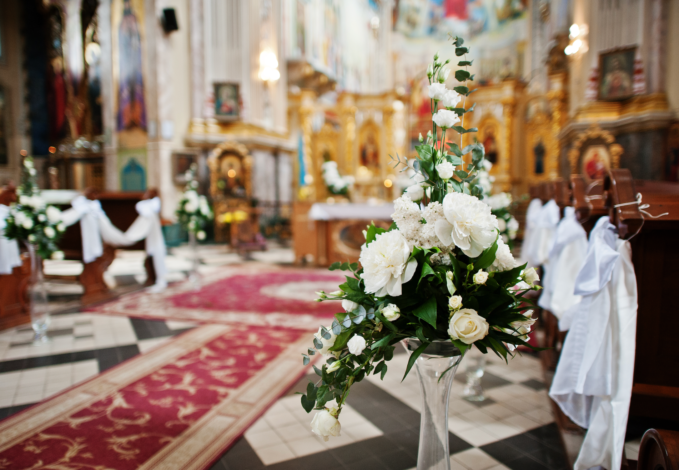 How To Decorate A Church Wedding: Traditional Setting Meets Modern Romance