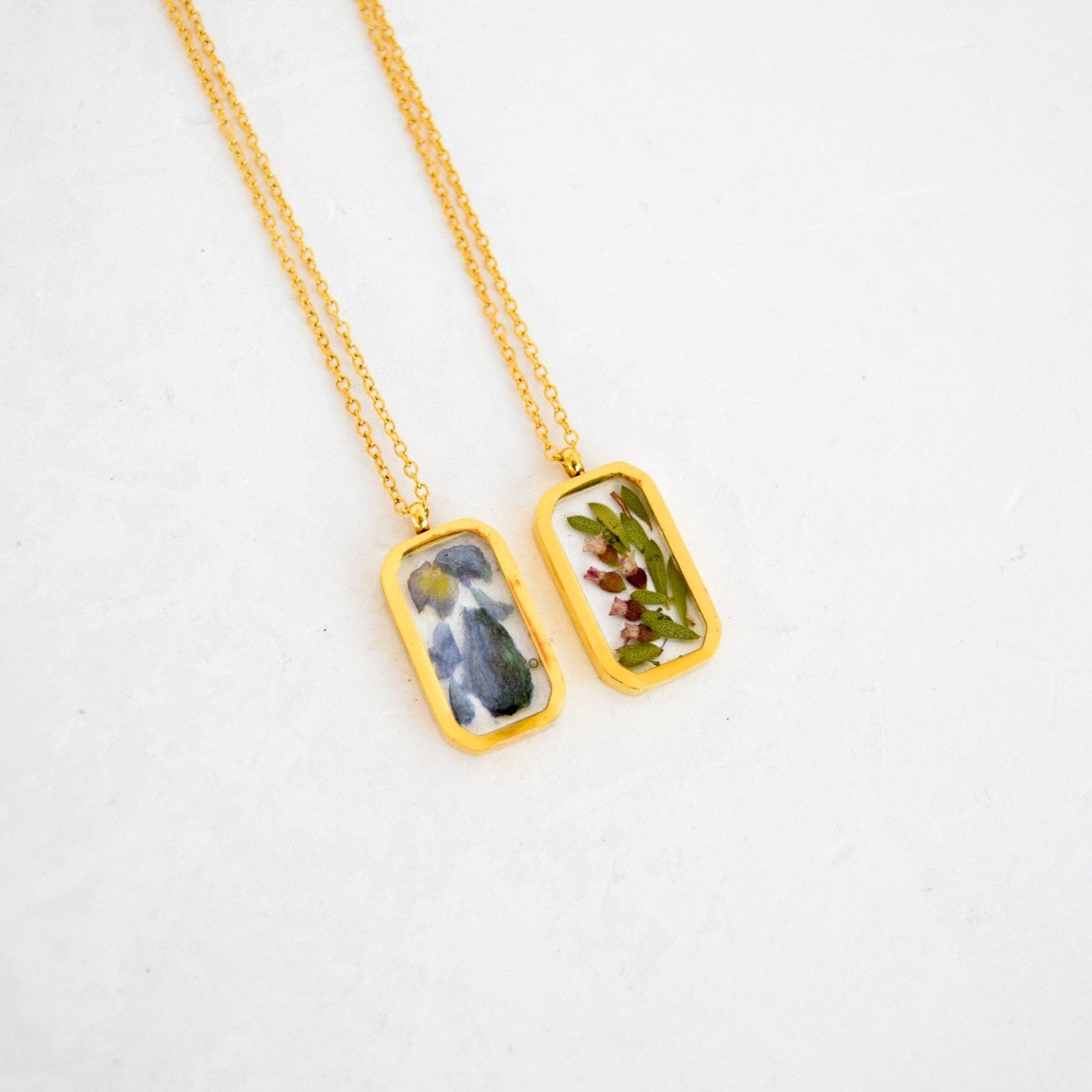 Small resin preserved flowers in necklace chain.