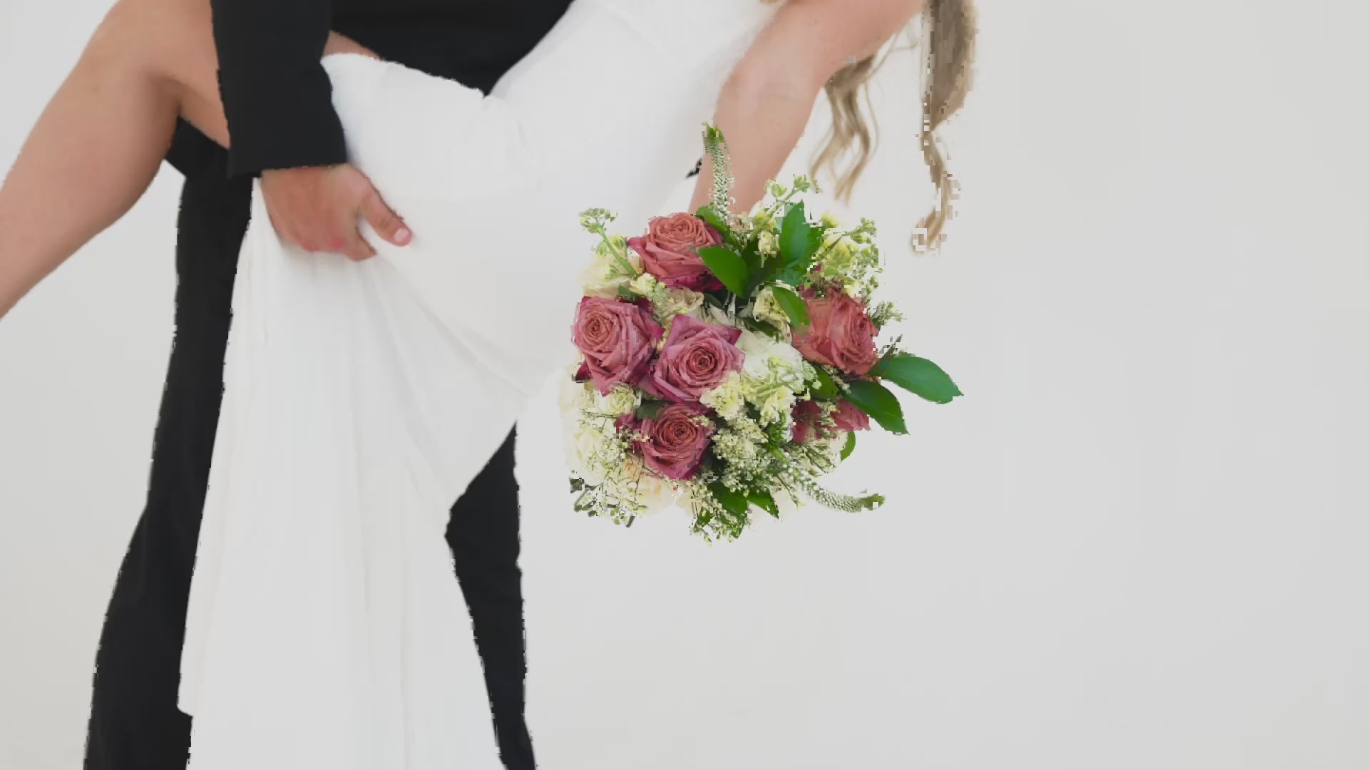 Preserve your wedding bouquet in a resin block at Blossom & Rhyme.