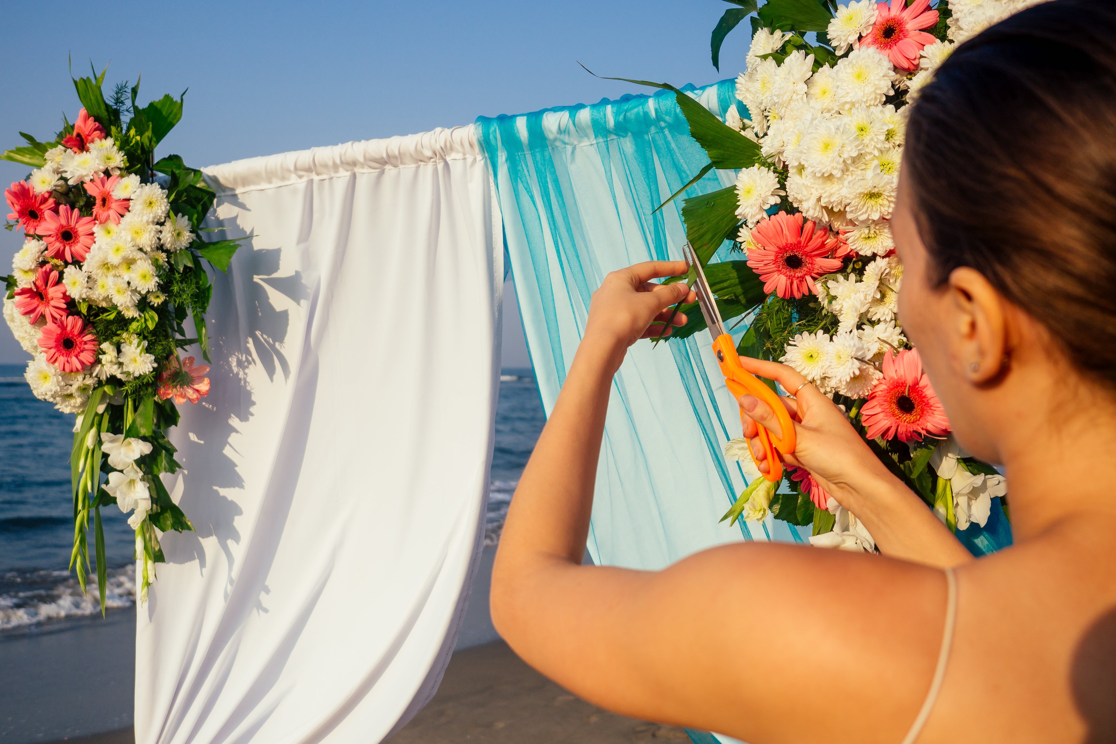 beach wedding planning and floral decor