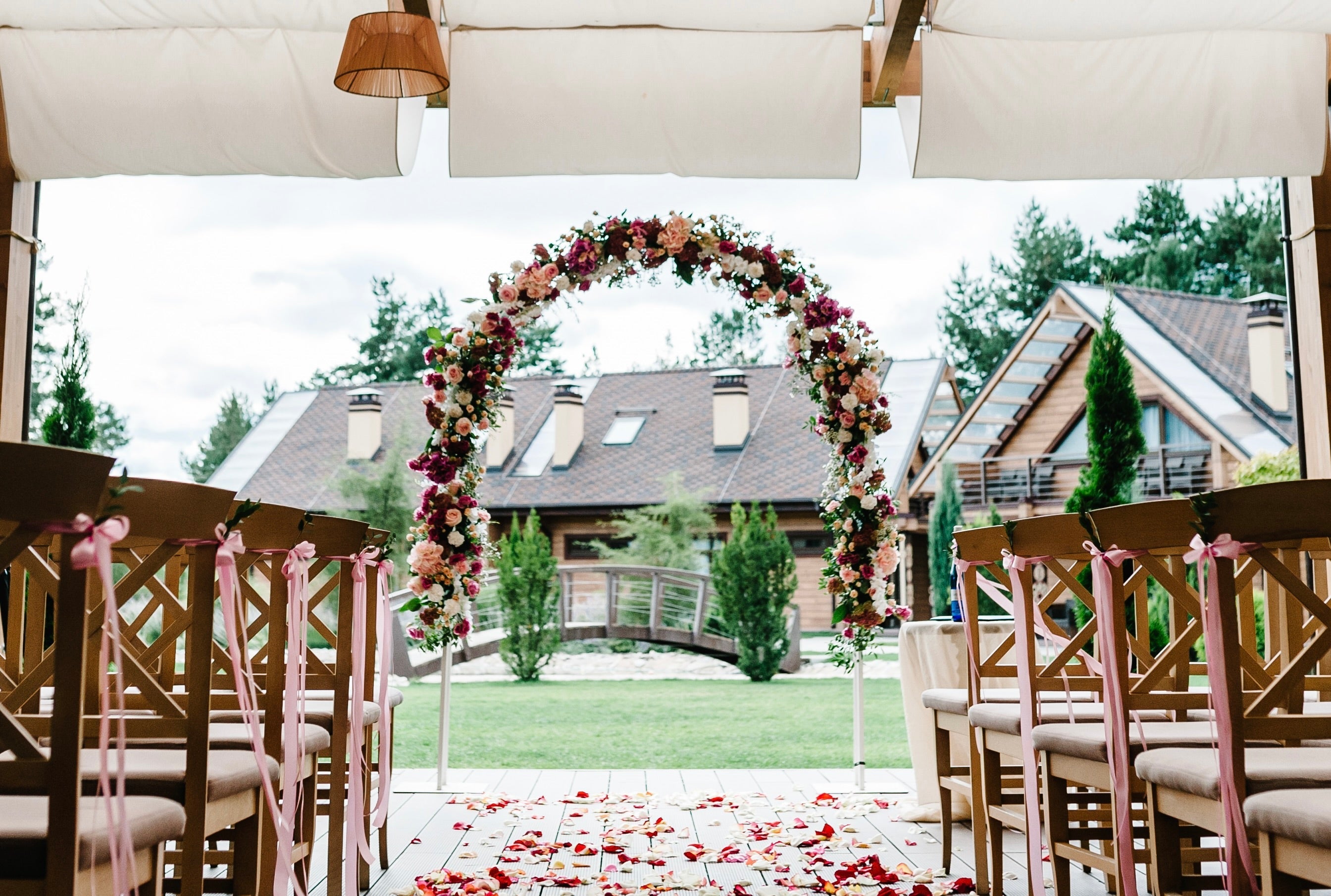 6 Wedding Flower Styles to Match Your Venue Vibe
