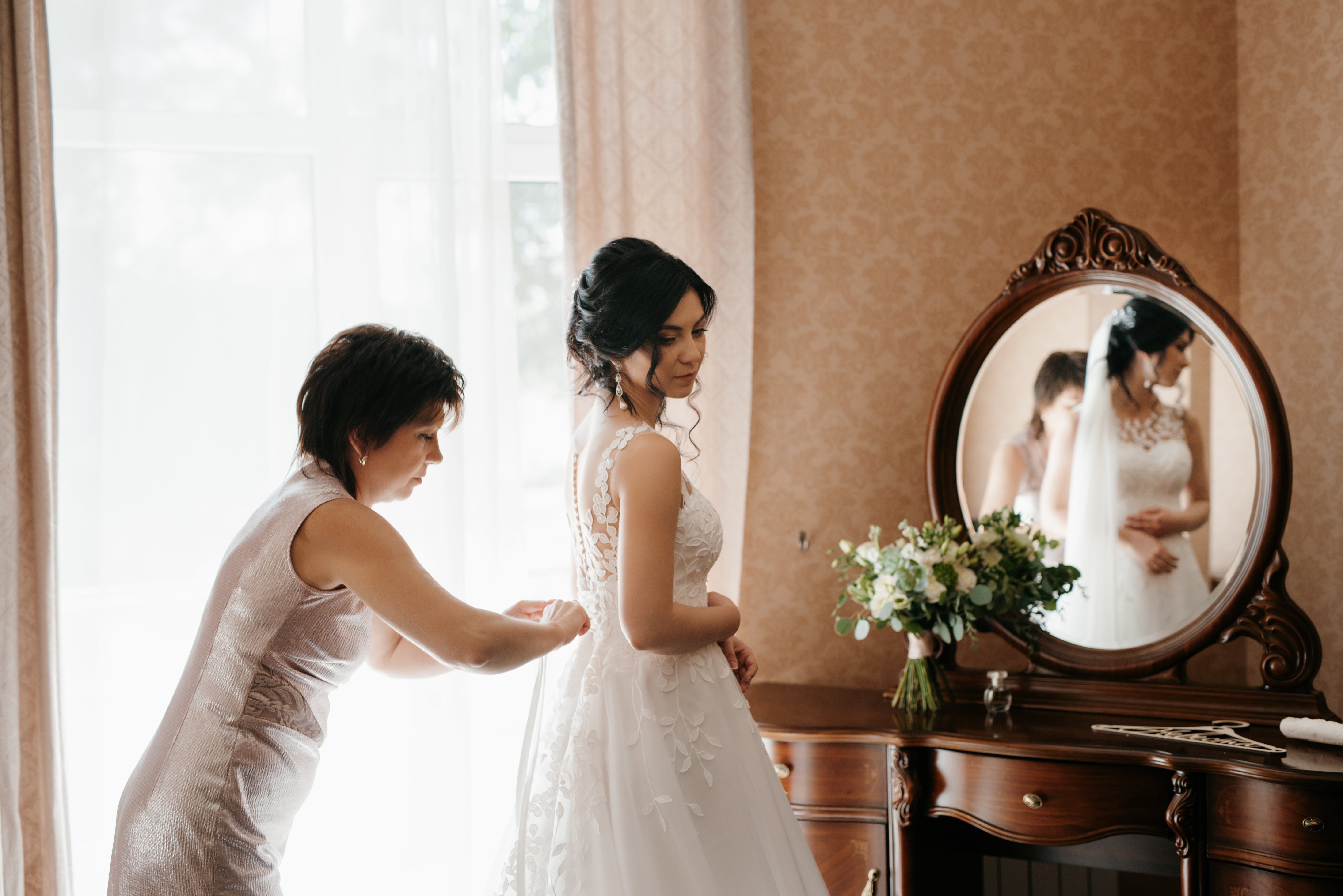 Getting Ready with Flowers: How to Incorporate Blooms Into Bridal Prep Photos